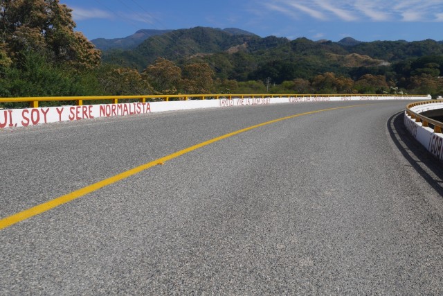 Michoacan, pont avec slogan