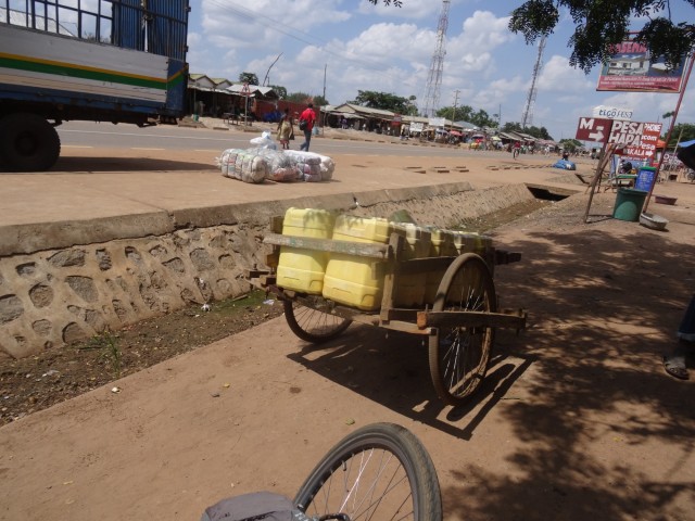 Service de distribution d'eau dans une ville tanzanienne