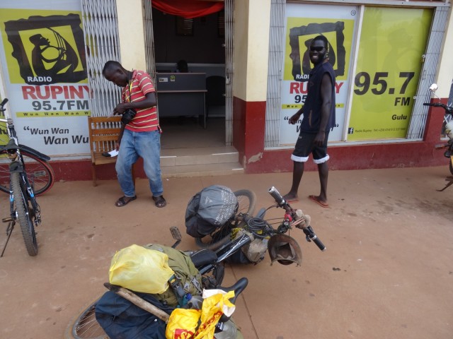 À la sortie du local de la radio