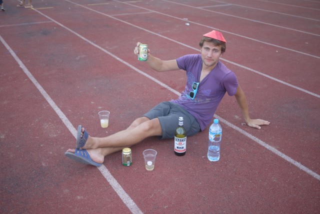 Au stade de Vientiane, Alex supporte les joueurs depuis le bord du terrain