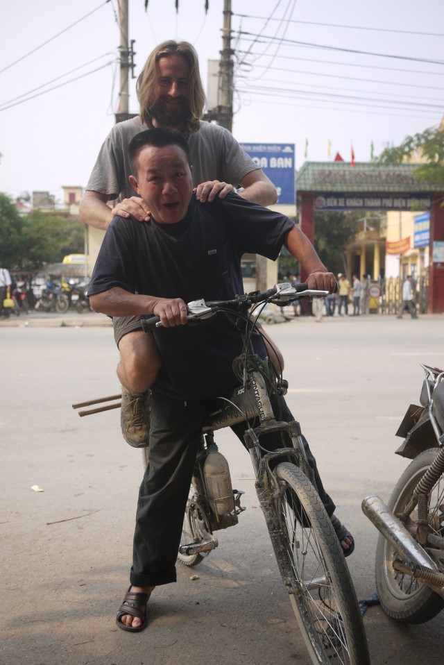 Devant un bistro de Dien Bien Phu